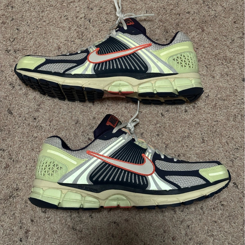 Men's Nike Zoom Vomero 5 size 12